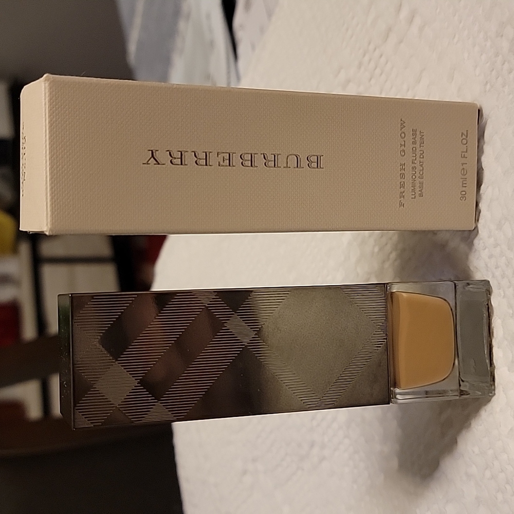 NIB Burberry Fresh Glow Foundation Warm Honey